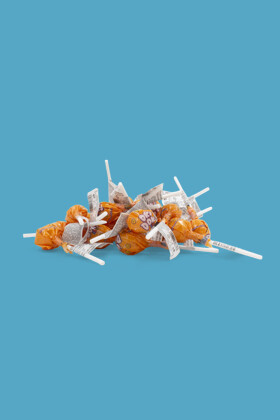 OKI DOKI KIDS narancs ízű étrend-kiegészítő nyalóka 15-féle vitaminnal és ásványi anyaggal - Minőségét megőrzi: 2029-01-14 - 25 db - 1 csomag