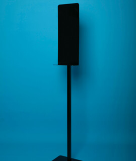 Egyedi fekete állvány Elysium kézfertőtlenítő adagolóhoz - fekete